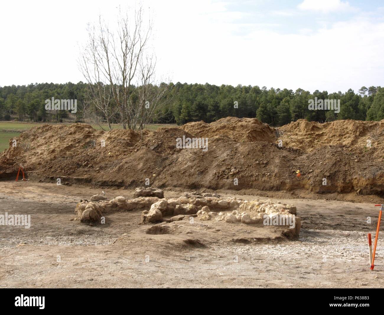 EXCAVACION EN EL YACIMIENTO IBERICO DE LOS CANONIGOS. TUMBAS IBERICAS. ESCANEO DE LA ZONA. . YACIMIENTO AFECTADO POR LA TRAZA DEL AVE MADRID-ALICANTE. Stock Photo