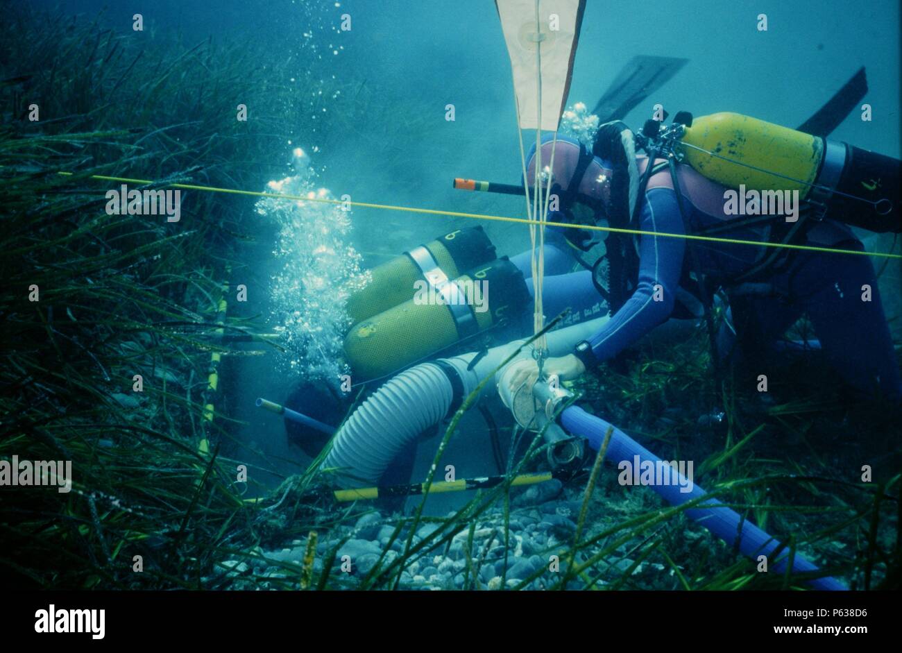 ARQUEOLOGIA ACUATICA. FOTOGRAFIA SUBMARINA EN UN BARCO HUNDIDO Stock Photo Alamy ARQUEOLOGIA ACUATICA. FOTOGRAFIA SUBMARINA EN UN BARCO HUNDIDO Stock Photo Alamy