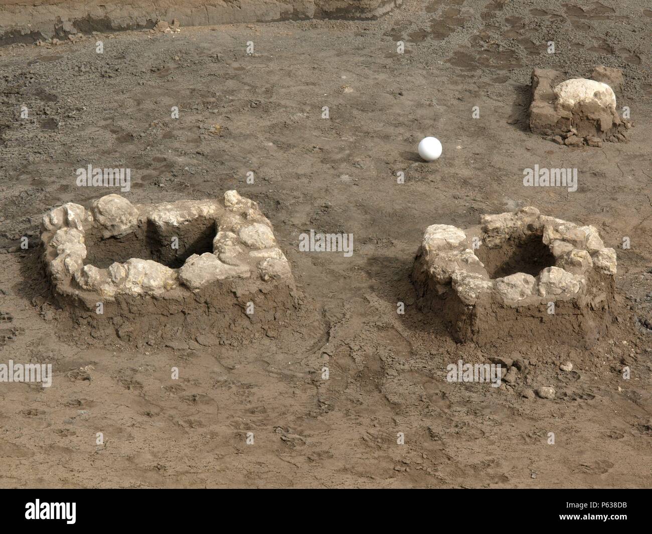 EXCAVACION EN EL YACIMIENTO IBERICO DE LOS CANONIGOS. TUMBAS IBERICAS. ESCANEO DE LA ZONA. . YACIMIENTO AFECTADO POR LA TRAZA DEL AVE MADRID-ALICANTE. Stock Photo