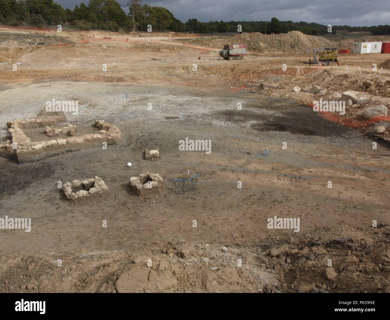 EXCAVACION EN EL YACIMIENTO IBERICO DE LOS CANONIGOS. TUMBAS IBERICAS. ESCANEO DE LA ZONA. . YACIMIENTO AFECTADO POR LA TRAZA DEL AVE MADRID-ALICANTE. Stock Photo