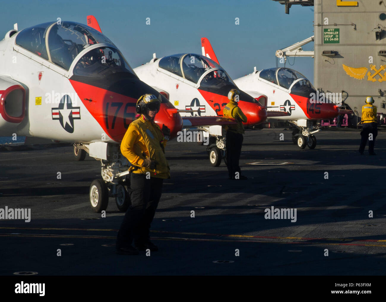 160424-VH385-N-066 ATLANTIC OCEAN (April 24, 2016) – A group of aviation boatswain’s mates (handling) and T-45C Goshawks from Training Air Wing 2 line the flight deck of the aircraft carrier USS George Washington (CVN 73). Washington, homeported in Norfolk, is underway conducting carrier qualifications in the Atlantic Ocean. (U.S. Navy photo by Mass Communication Specialist 3rd Class Wyatt L. Anthony/Released) Stock Photo