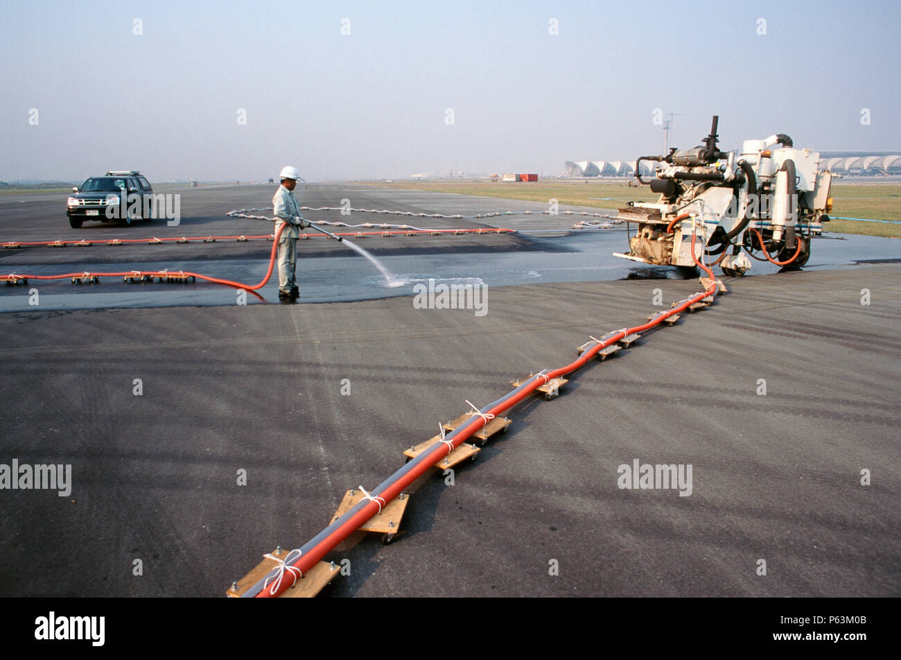 Runway grooving for skid resistance on the new international