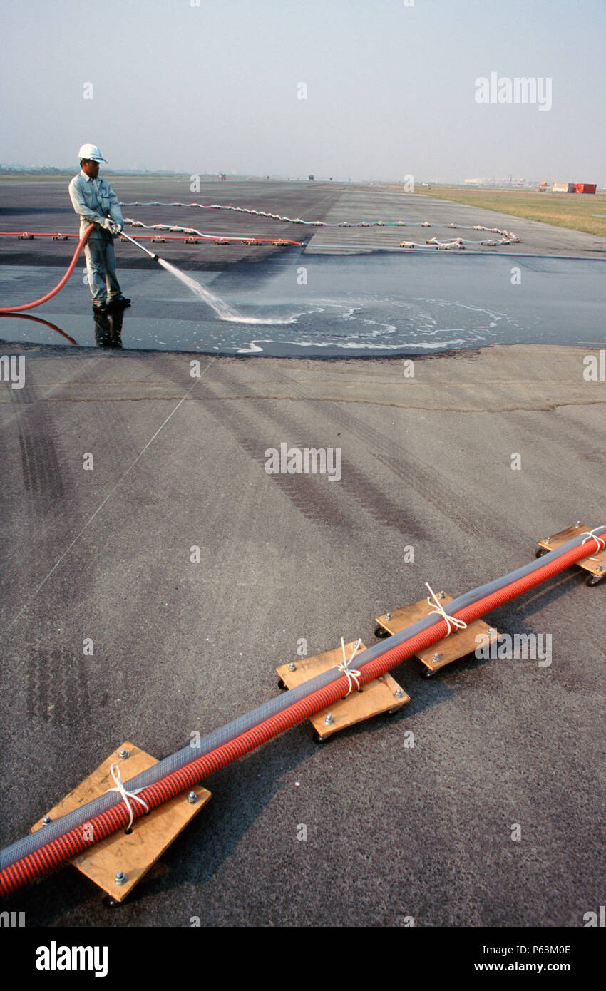 Runway grooving for skid resistance on the new international