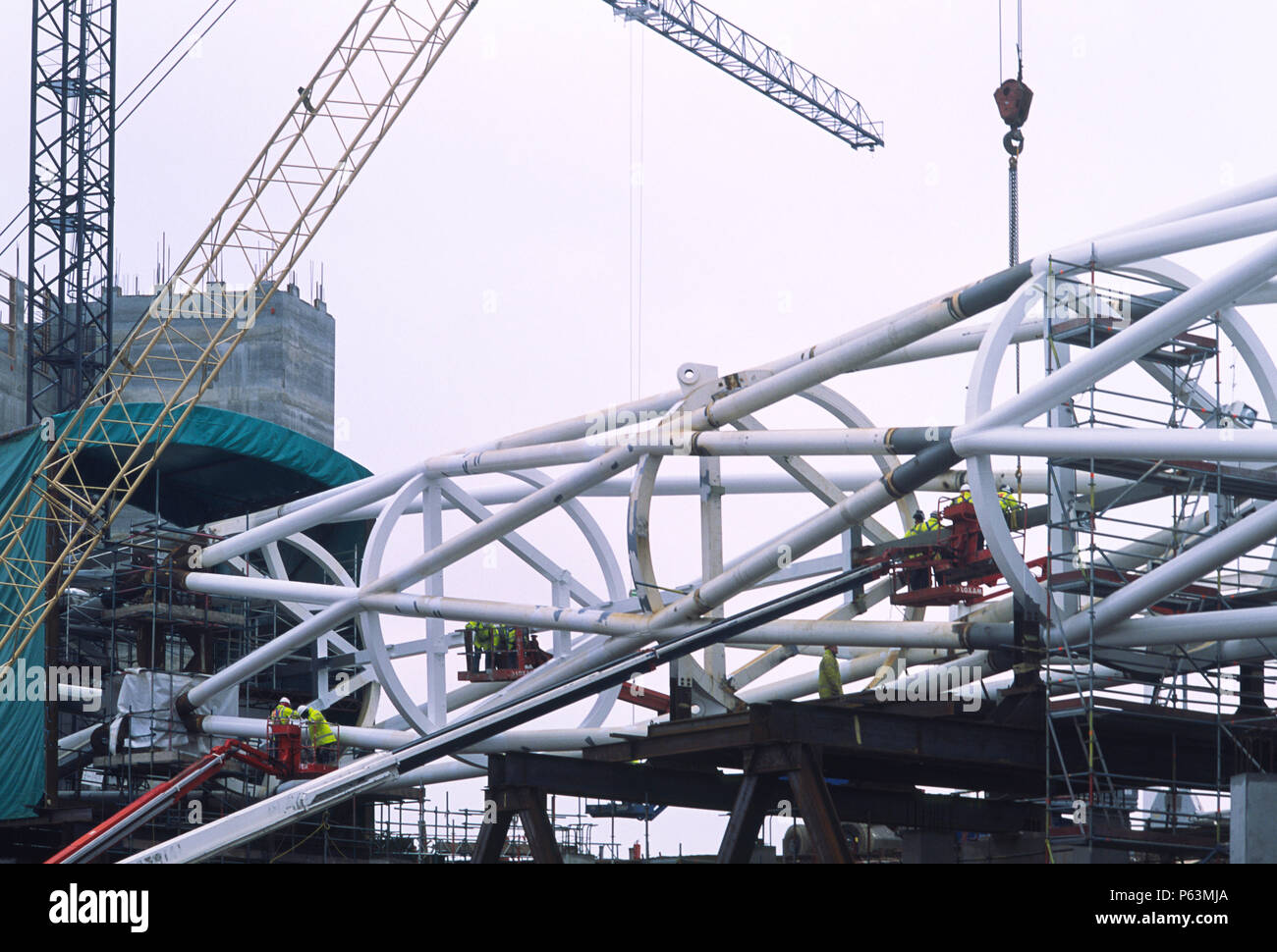 Wembley stadium-London: Interlacing steel tubes of the signature arch, constructed on the ground by Cleveland Bridge (before litigation withmain contr Stock Photo