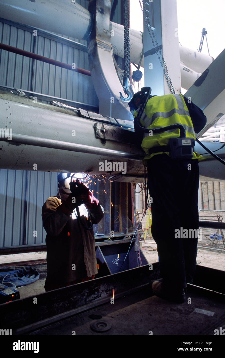 Wembley stadium-London: Welding on the interlacing steel tubes of the signature arch, constructed on the ground by Cleveland Bridge (before litigation Stock Photo