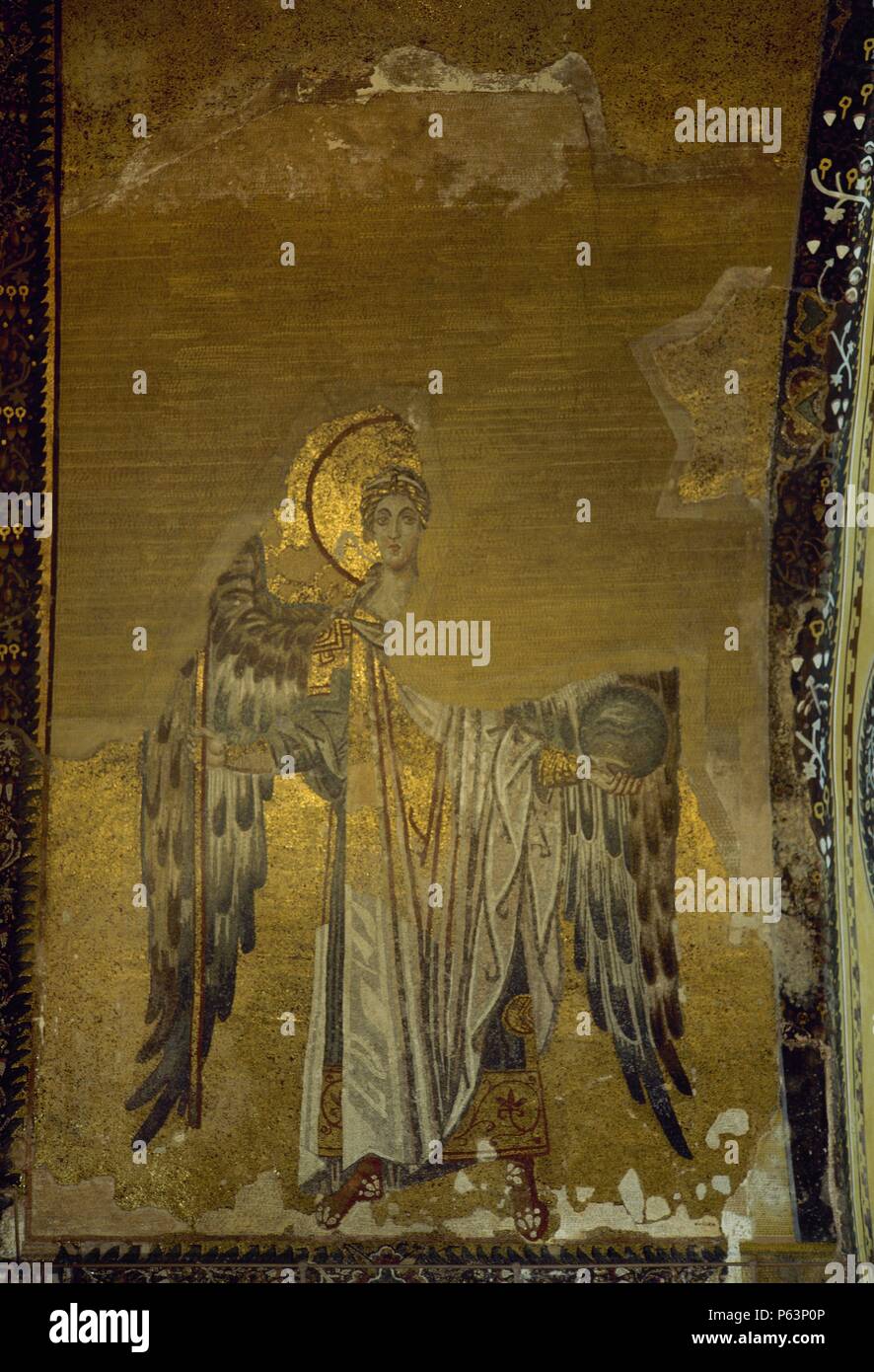 ARTE BIZANTINO. TURQUIA (siglo IX). Mosaico con la representación del ARCANGEL SAN GABRIEL. Localizado en el arco de la nave de la BASILICA DE SANTA SOFIA. ESTAMBUL. Stock Photo