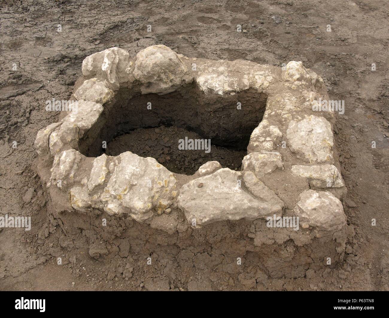 EXCAVACION EN EL YACIMIENTO IBERICO DE LOS CANONIGOS. TUMBAS IBERICAS. ESCANEO DE LA ZONA. . YACIMIENTO AFECTADO POR LA TRAZA DEL AVE MADRID-ALICANTE. Stock Photo