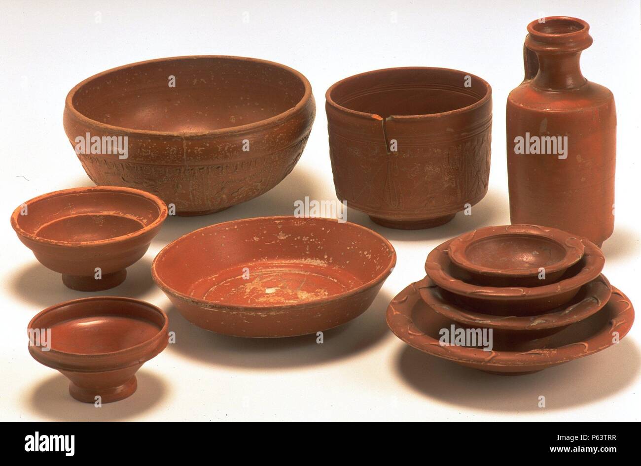 CONJUNTO VAJILLA DE MESA. ROMANO. (DEPOSITO: MUSEO ARQUEOLOGICO NACIONAL  Stock Photo - Alamy