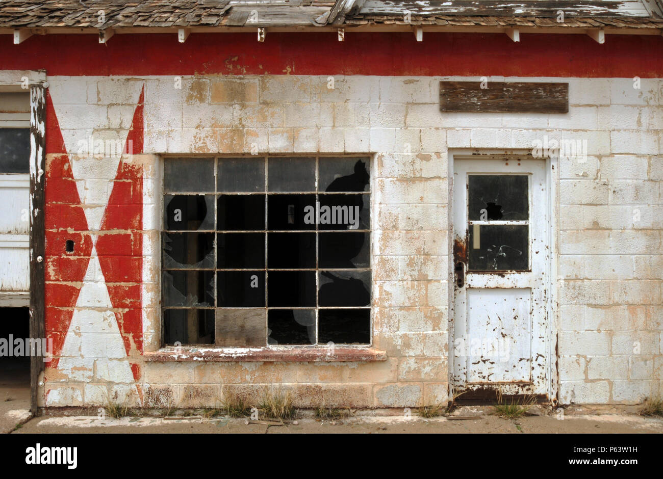 Detail of the abandoned State Line Cafe and Gas Station in the Route 66 ghost town of Glenrio. The town sits on the Texas - New Mexico border. Stock Photo
