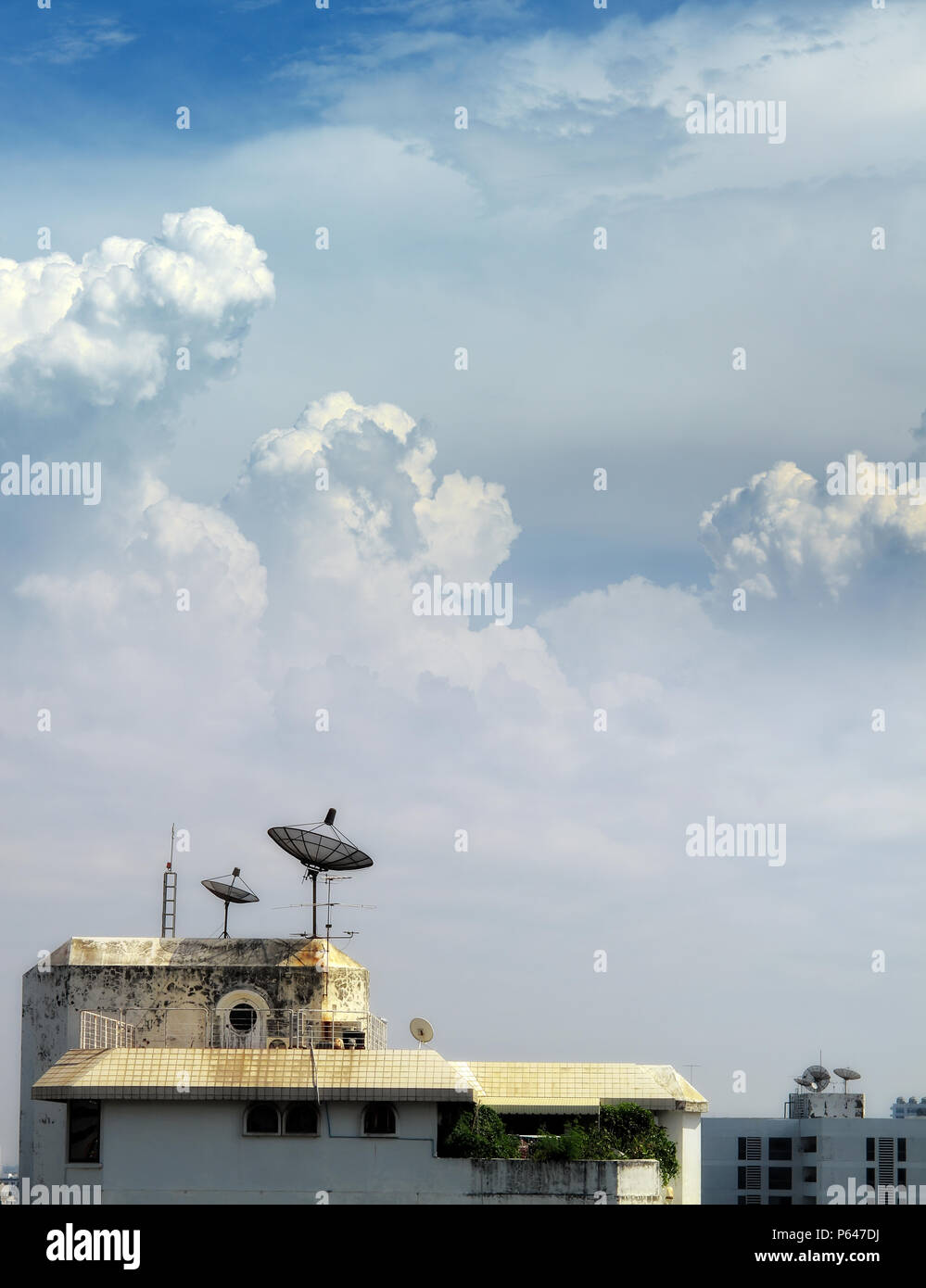 Broadband satellite dish house hi-res stock photography and images - Alamy