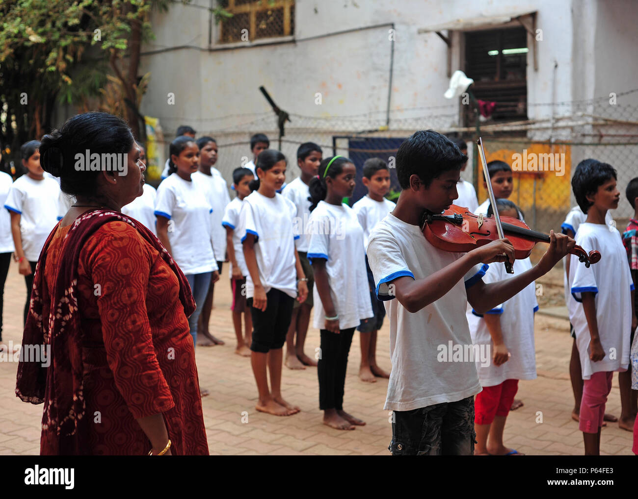 Indian school students and staff hi-res stock photography and images ...