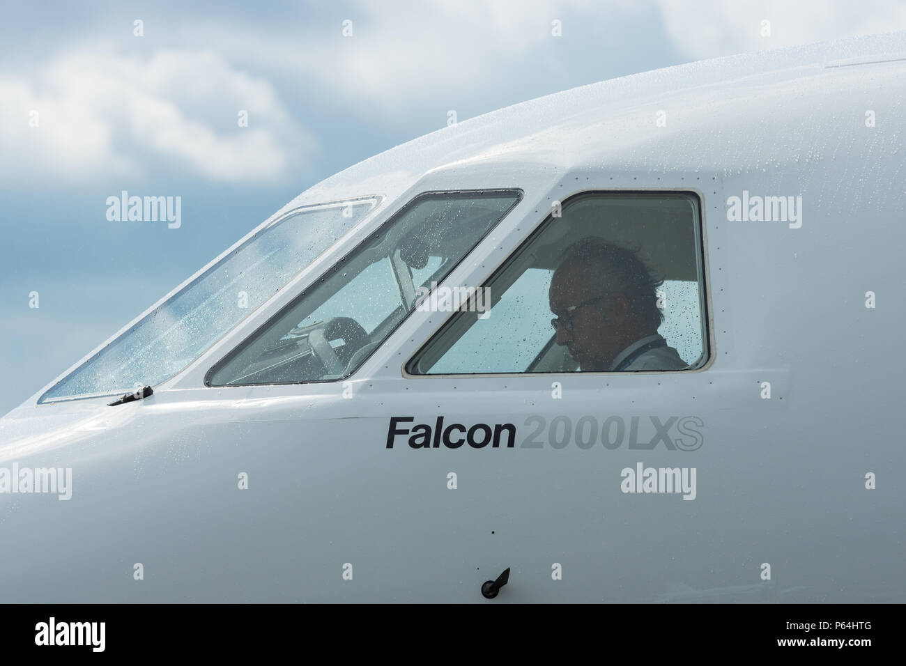 Business jet cockpit pilot hi-res stock photography and images - Alamy