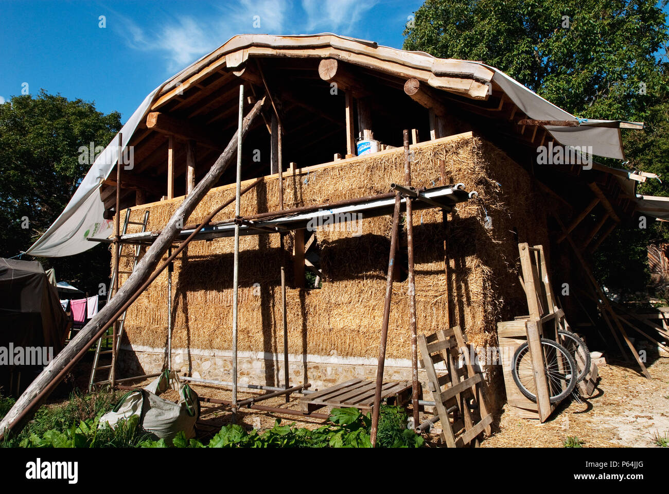Straw Bale House Construction High Resolution Stock Photography And Images Alamy Straw Bale House Construction High Resolution Stock Photography And Images Alamy