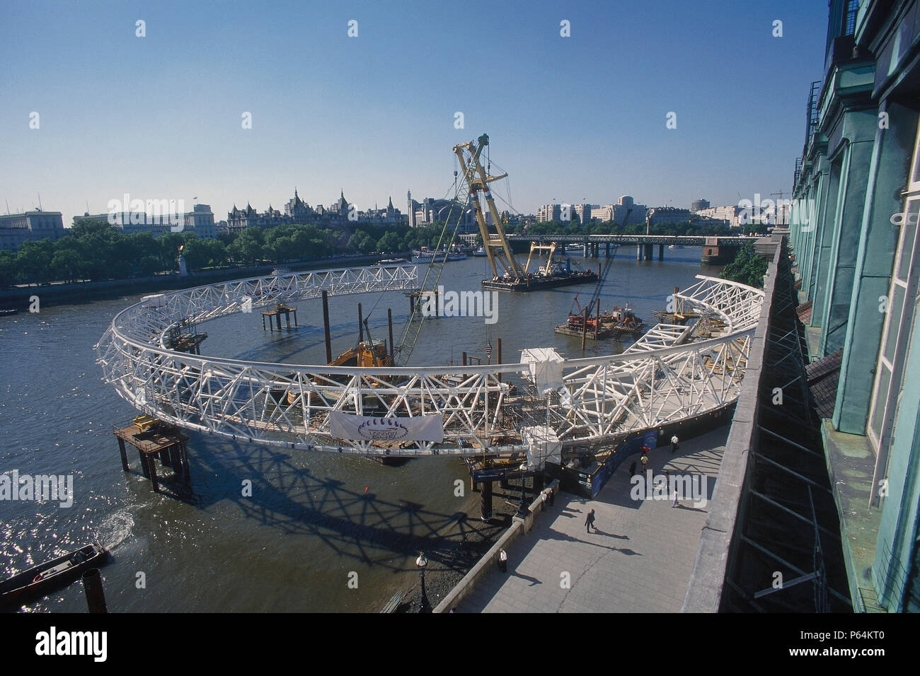 Assembly of main ring steelwork for London Eye, Millennium Wheel. May 1999. London. United Kingdom. Designed by David Marks and Julia Barfield. Stock Photo