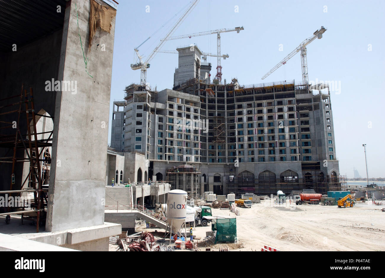 Construction on the Atlantis Hotel on the Palm Jumeirah.  Atlantis hotel site at the Palm Island, Dubai, United Arab Emirates, April 2007. Stock Photo