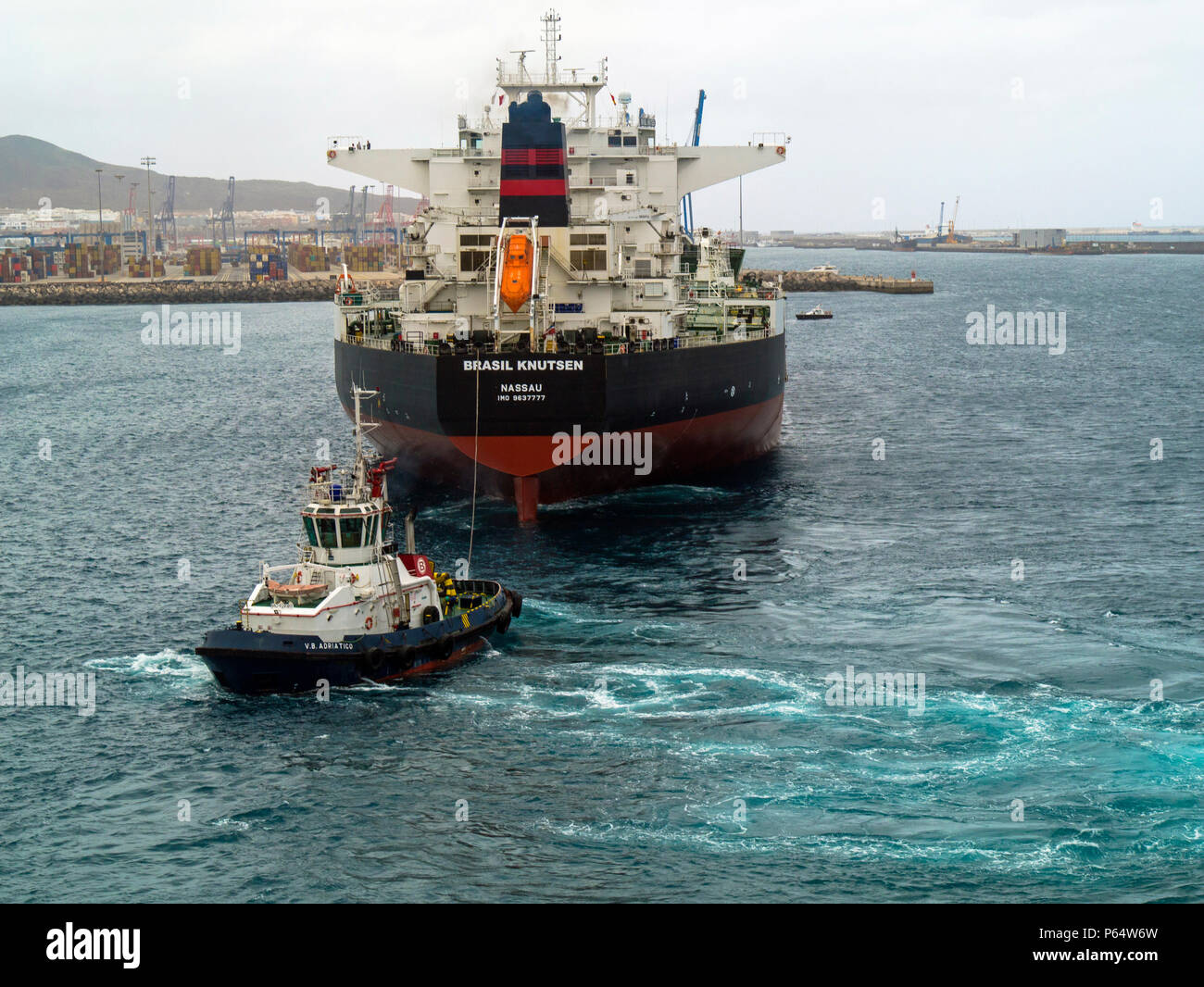 Tug boat V.B. Adriatico assisting oil tanker Brasil Knutsen in Las