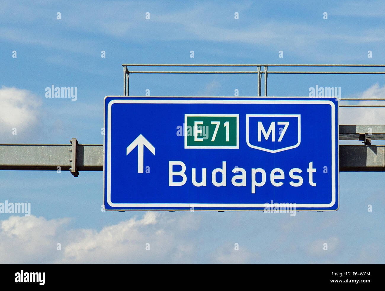 Blaues Autobahnschild für die Richtung Budapest E 71 M7, Ungarn. Stock Photo