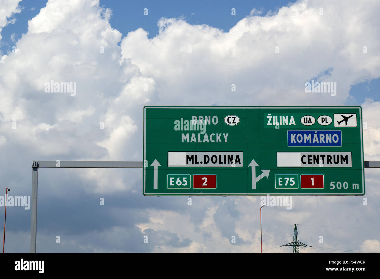 grünes Straßenschild auf der Autobahn in die Richtungen BRNO Malacky Dolina Tschechische Republik und Zilima, Komarno Centrum Ukraine und Polen. Stock Photo
