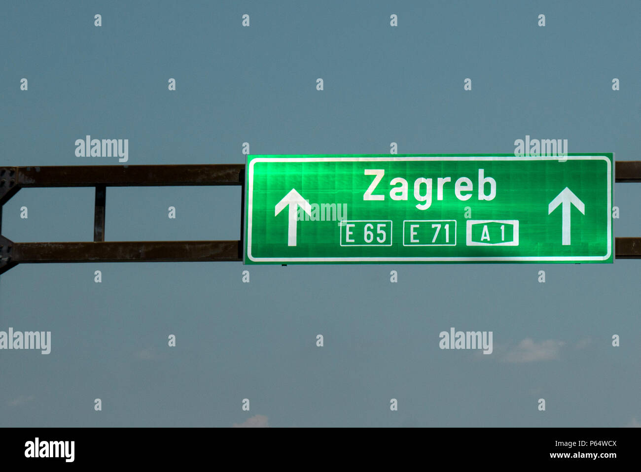grünes Straßenschild Richtung Zagreb, Kroatien. Stock Photo