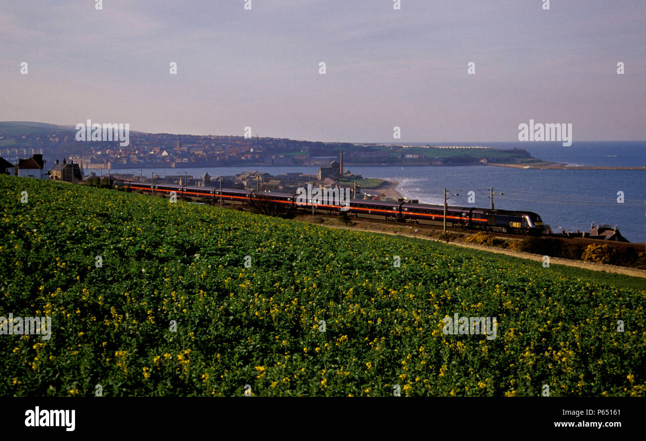 A GNER HST races alongside the north sea at Spittal south of Berwick upon Tweed. C1998 Stock Photo