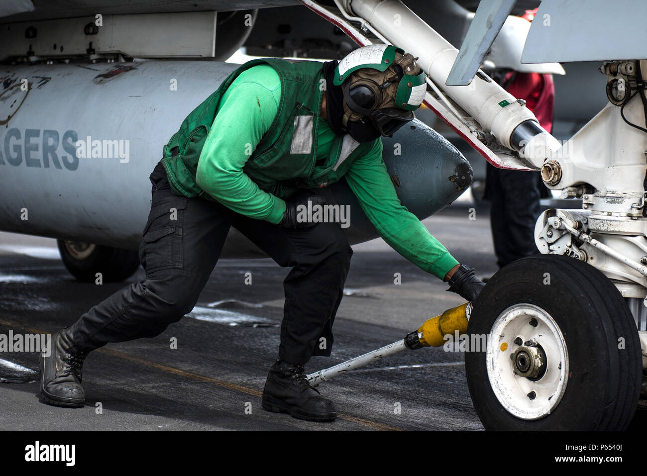 160413NMQ094023 ARABIAN GULF (April 13, 2016) Aviation Boatswain's