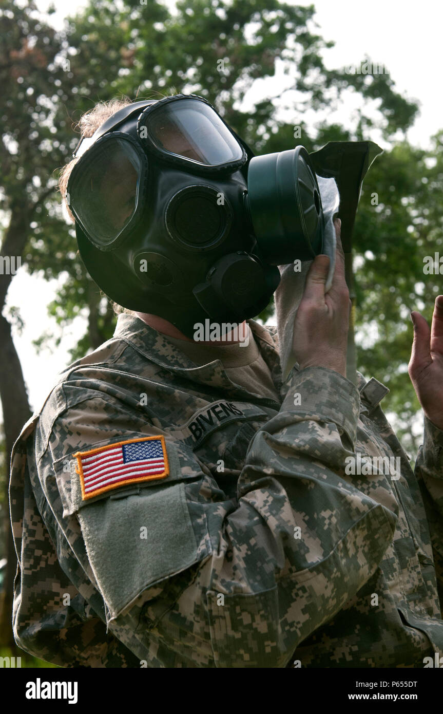 indre at forstå skøjte Pfc. Jenelle Bivens, 2nd Infantry Division Artillery, 7th Infantry Division,  decontaminates her protective mask during the 7th ID's Best Noncommissioned  Officer and Soldier Competition at Joint Base Lewis-McChord, Wash., May 3.  The