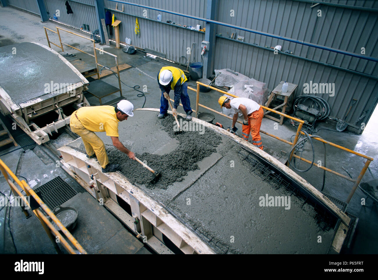 Hand finishing and surface trowelling for a concrete tunnel lining