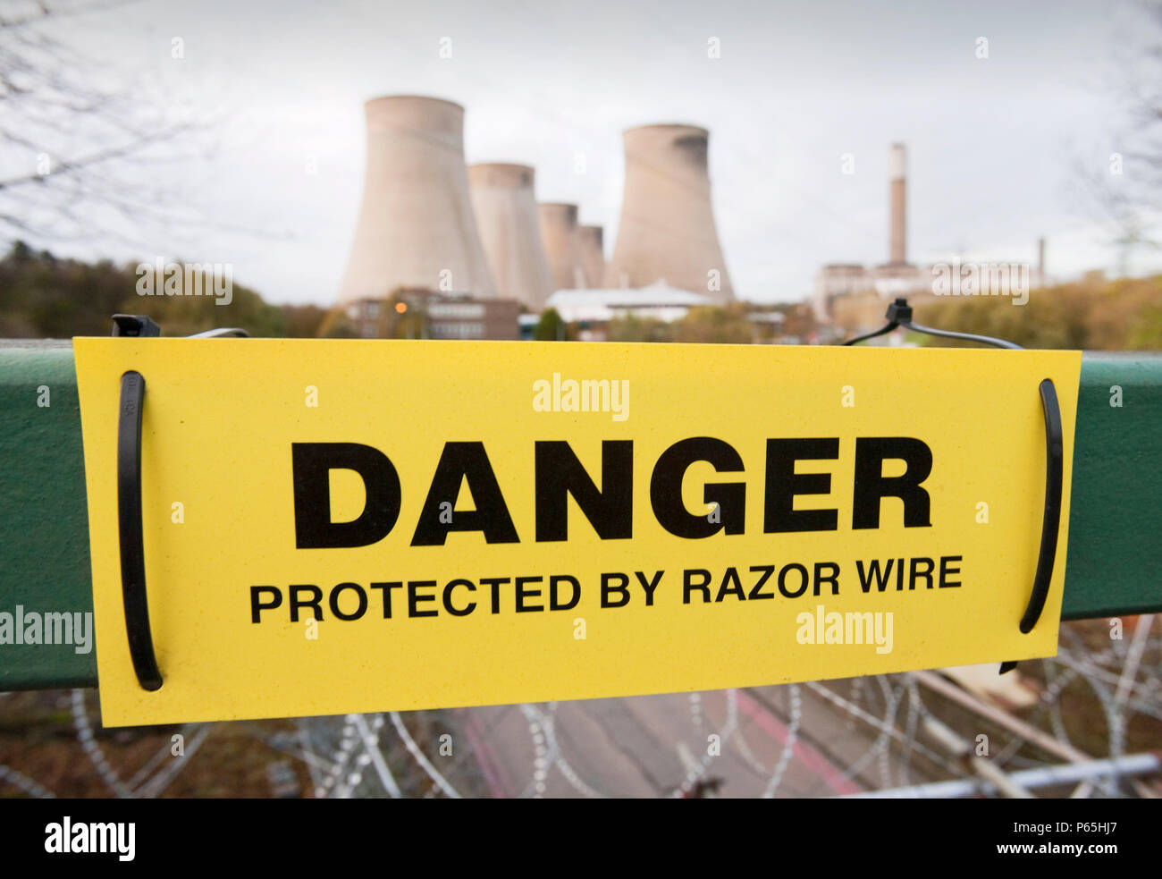 Ratcliffe on Soar coal fired power station surrounded by razor wire to ...
