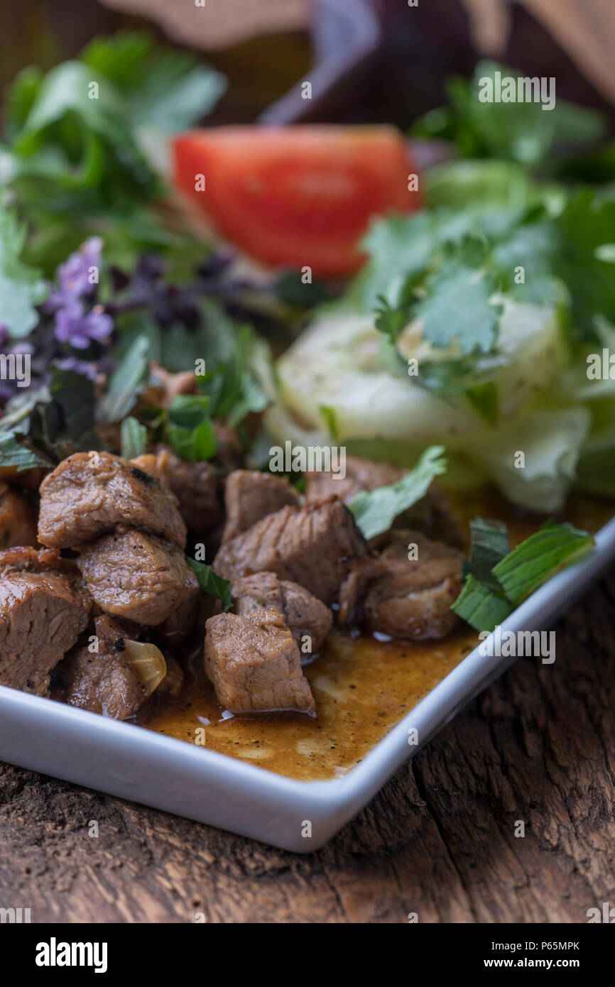 thailändischer Salat mit mariniertem Schweinefleisch Stock Photo