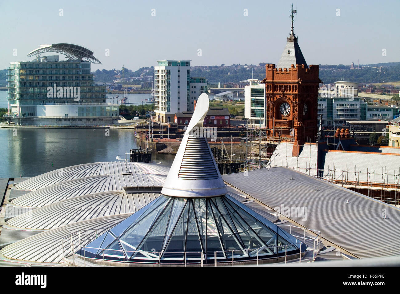 Welsh Assembly Government building, Wales, UK. The Assembly building in Cardiff Bay built with a holistic approach has received the Building Research  Stock Photo