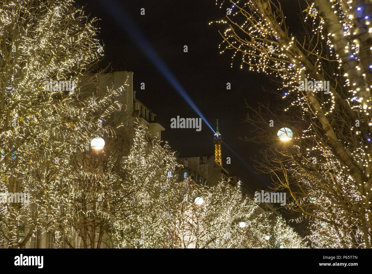ru besværlige Vis stedet Christmas lights in Avenue Montaigne in Paris with the Eiffel Tower in the  background Stock Photo - Alamy