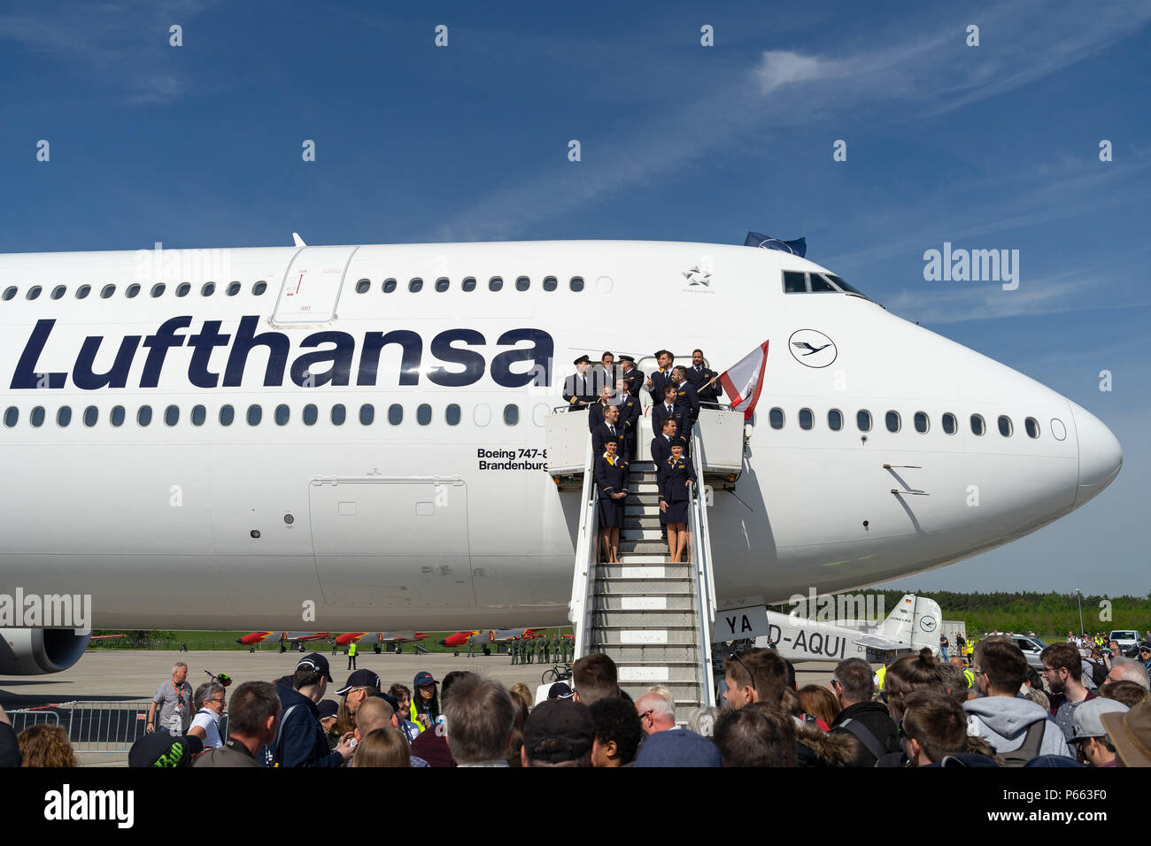 Boeing 747 8 lufthansa hi-res stock photography and images - Alamy