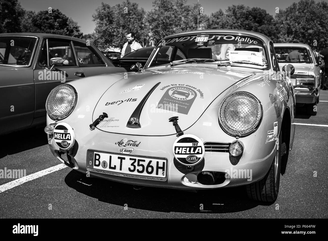 Photo Vintage 1961 - Graham Hill Au Stand Avec Porsche 356B Carrera Abarth GTL - Collection Auto