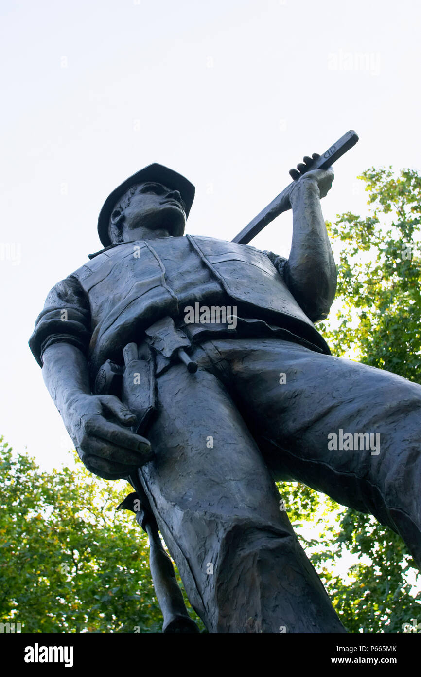 Building Worker bronze statue celebrating the lives of workers killed on building sites, Tower hill, London. Sculptor Alan Wilson created the figure w Stock Photo