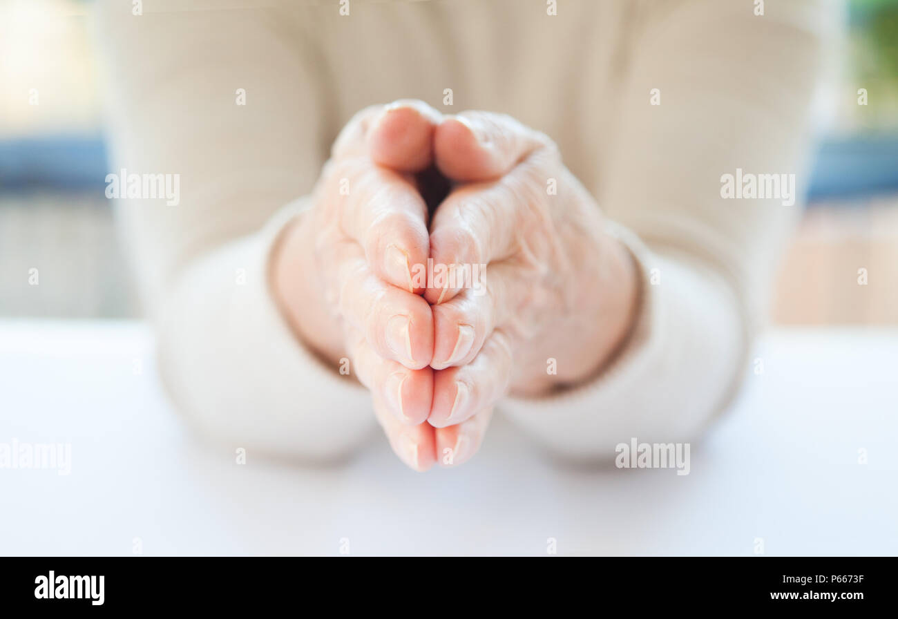 älterer Mensch, Frau mit gefalteten Händen, Senioren, elderly person with resting hands, Fingerübungen, Rheuma Patient Stock Photo