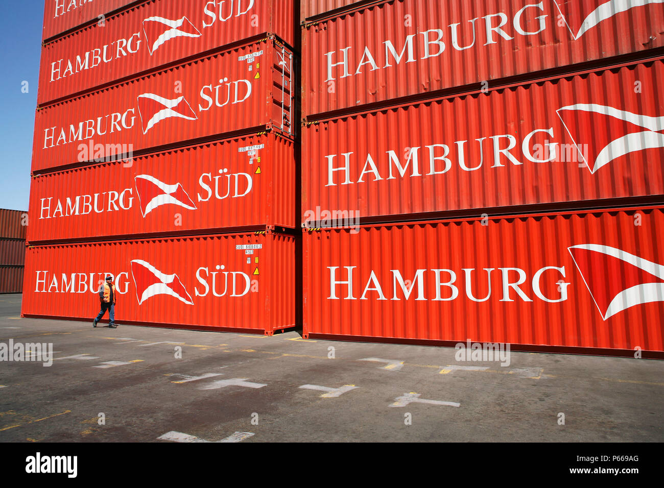 Coloured freight containers hi-res stock photography and images - Alamy