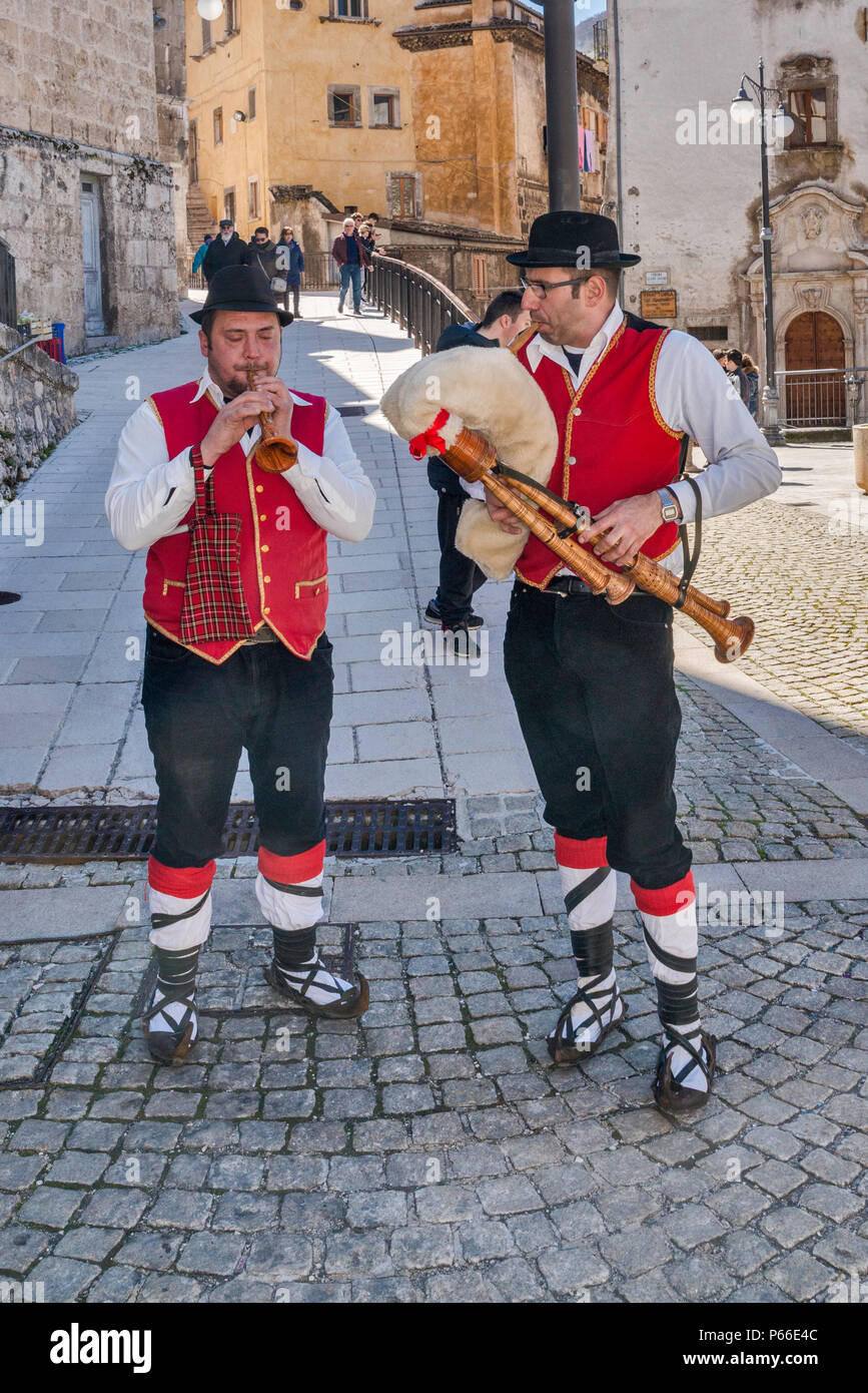 Street musicians in folk costumes in hill town of Scanno, Abruzzi Massif,  Central Apennines, Abruzzo, Italy Stock Photo - Alamy, image size:867x1390