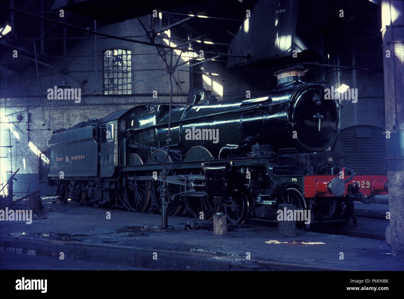 Former Great Westerm Castle Class 4-6-0 No.7029, Clun Castle, minus nameplates, in the roundhouse at Tyseley depot, Birmingham. This locomotive was ac Stock Photo