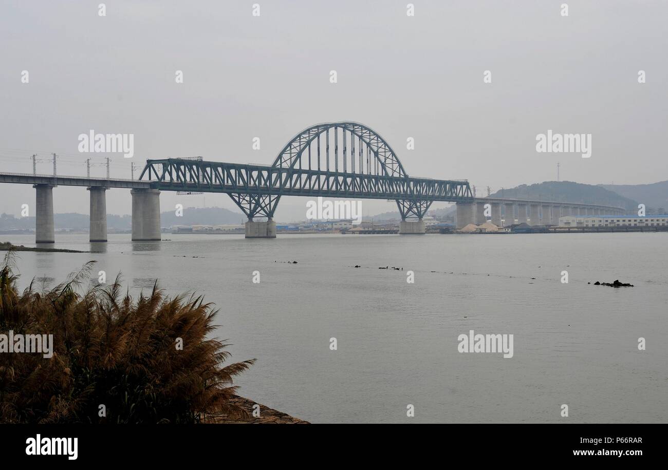New railway bridge across the Minjiang river in Fuzhou on the soon-to-be-opened Fuzhou to Xiamen High Speed line, Fujian province, China. 19th Februar Stock Photo