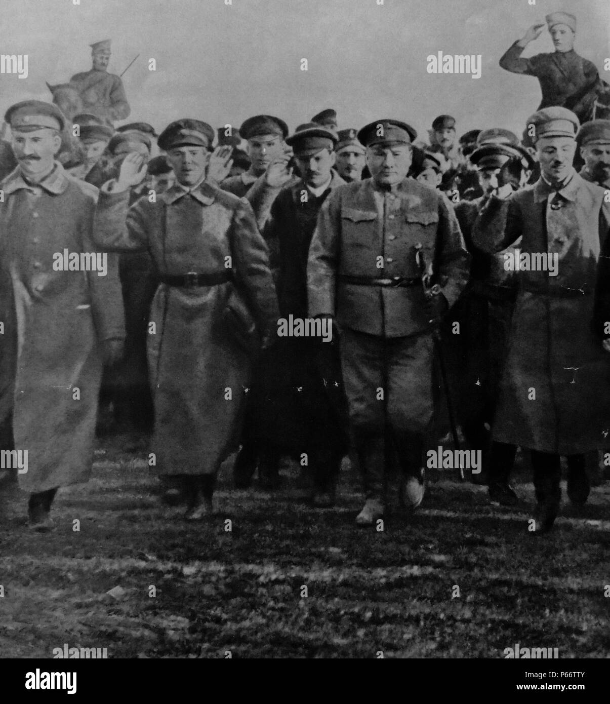 Leon Trotsky (right) with Red Army officers in Moscow 1918 Stock Photo