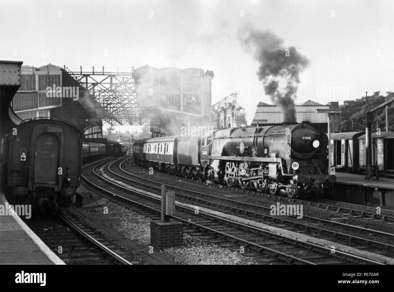 The Bournemouth Belle makes its prestigious departure from Bournemouth behind rebuilt Merchant Navy 35003 Royal Mail so beginning its 108 mile dash to Stock Photo