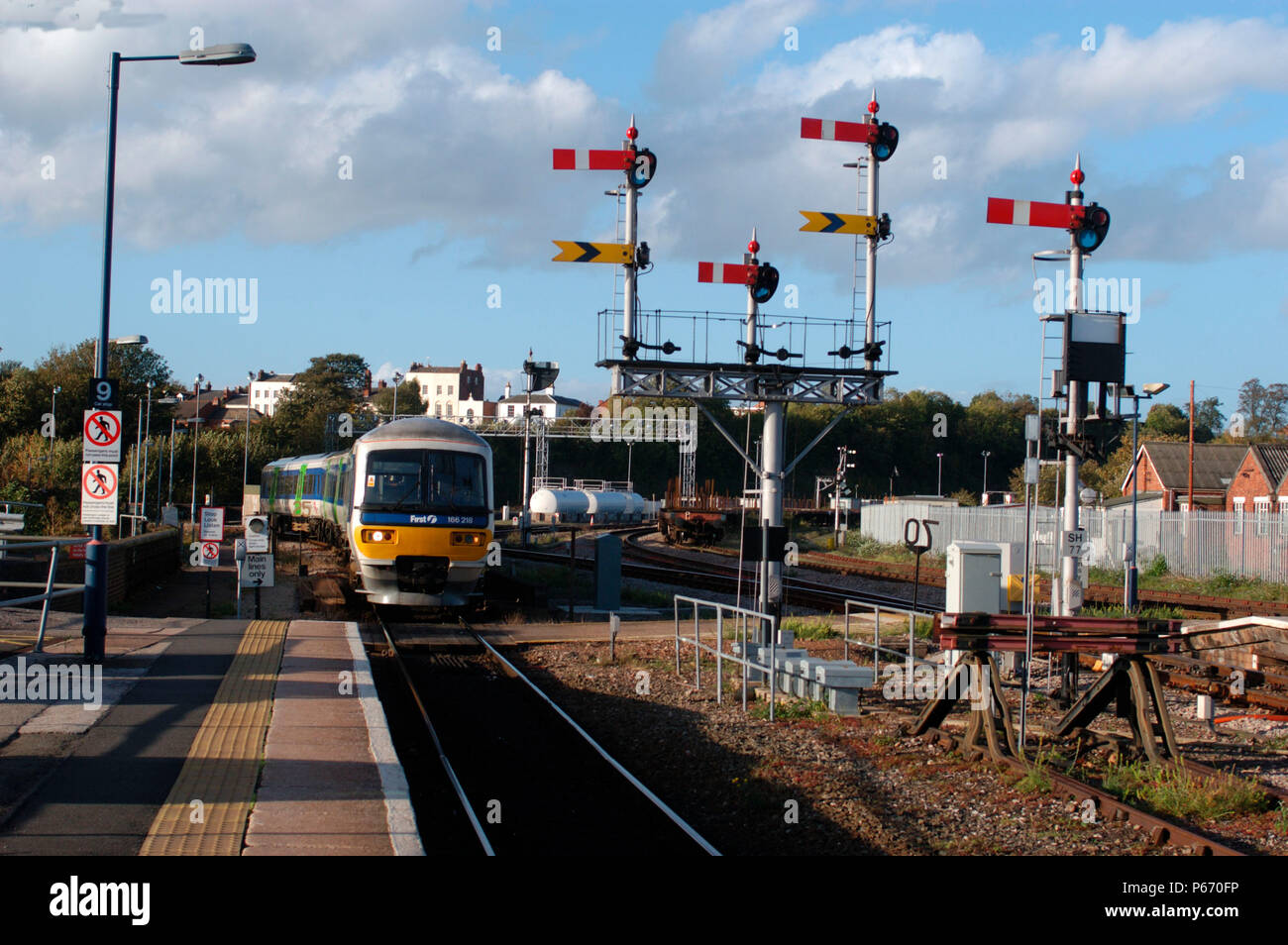 The Great Western Railway, September 2004. Semaphore signals at Worcester Station. Stock Photo