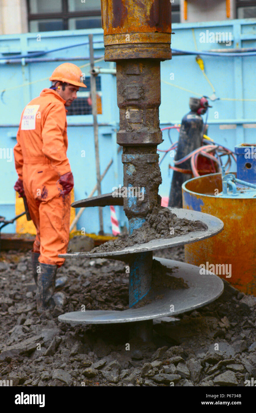 Piling rig screw hires stock photography and images Alamy