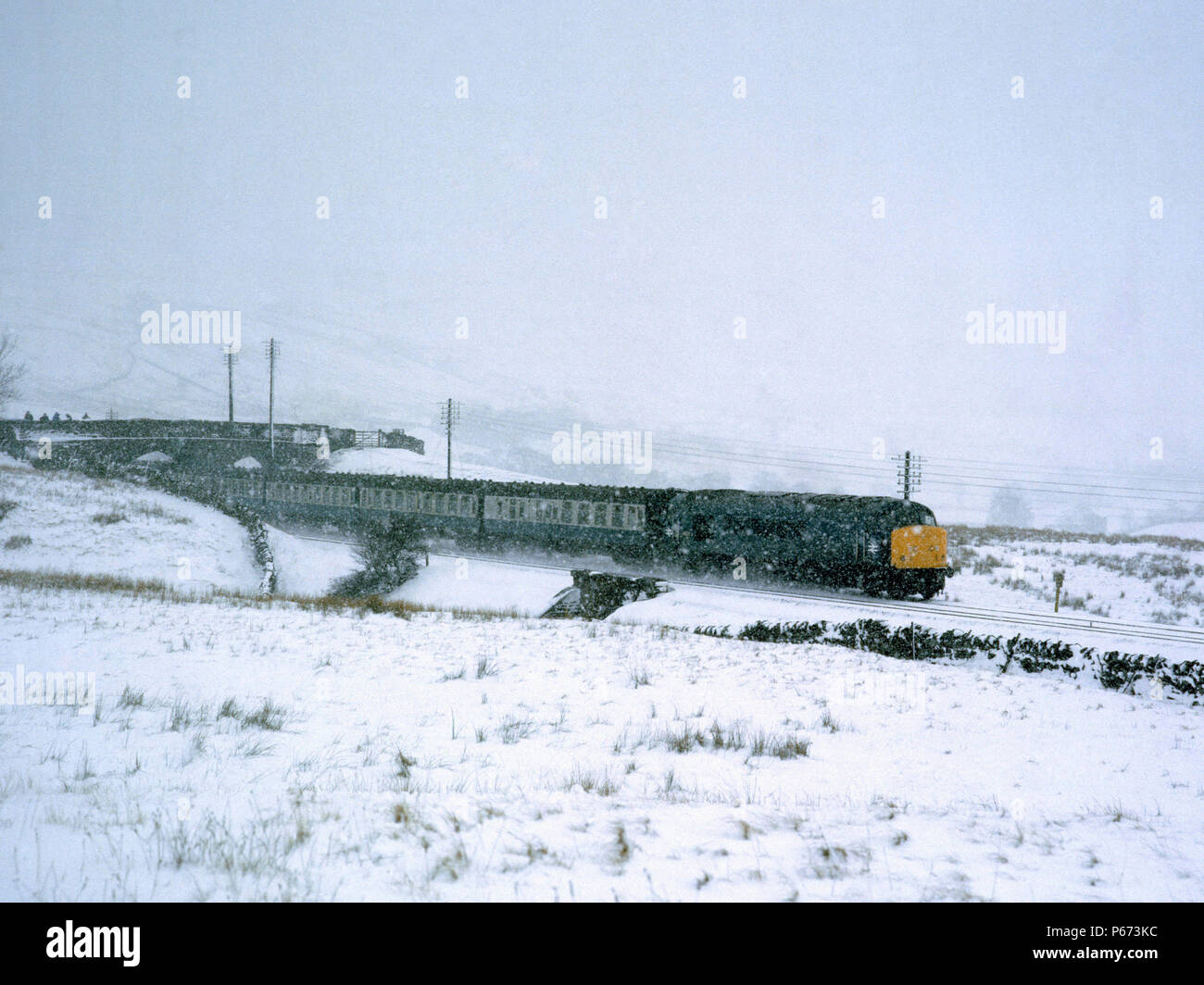 Ais Gill Summit. Unidentified Class 45 with 11:50 ex Glasgow - Nottingham in a blizzard at the summit. 28.02.1981. Stock Photo