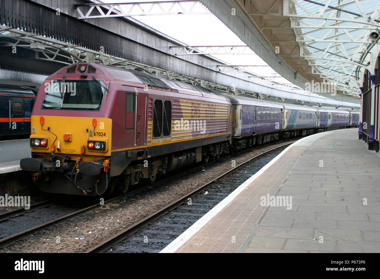 An EWS Class 67 stands at Aberdeen with the Caledonian sleeper service from London. July 2004 Stock Photo