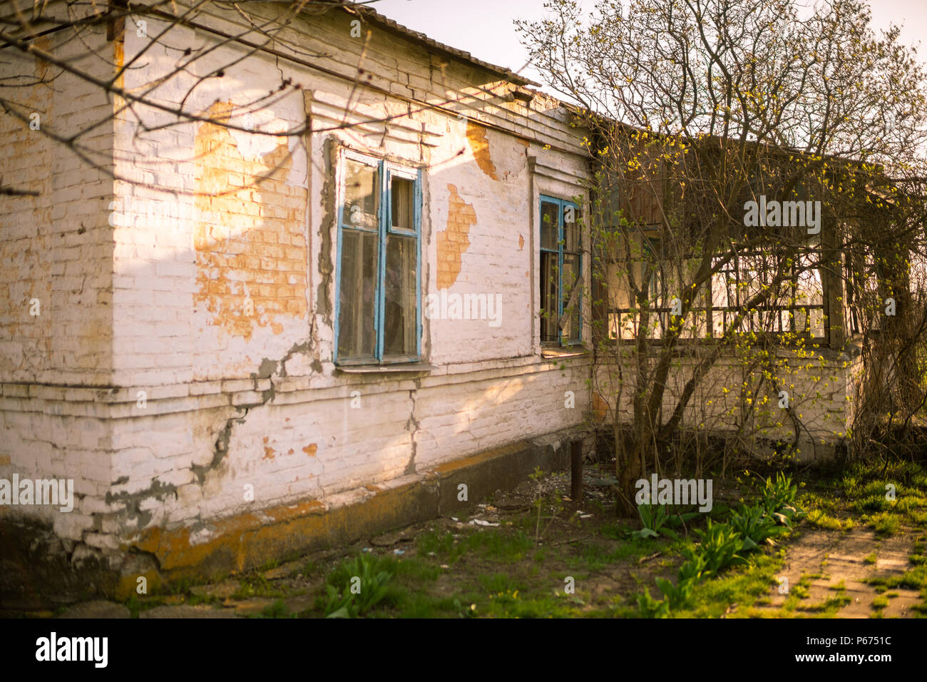old abandoned house with cracks in summer Stock Photo