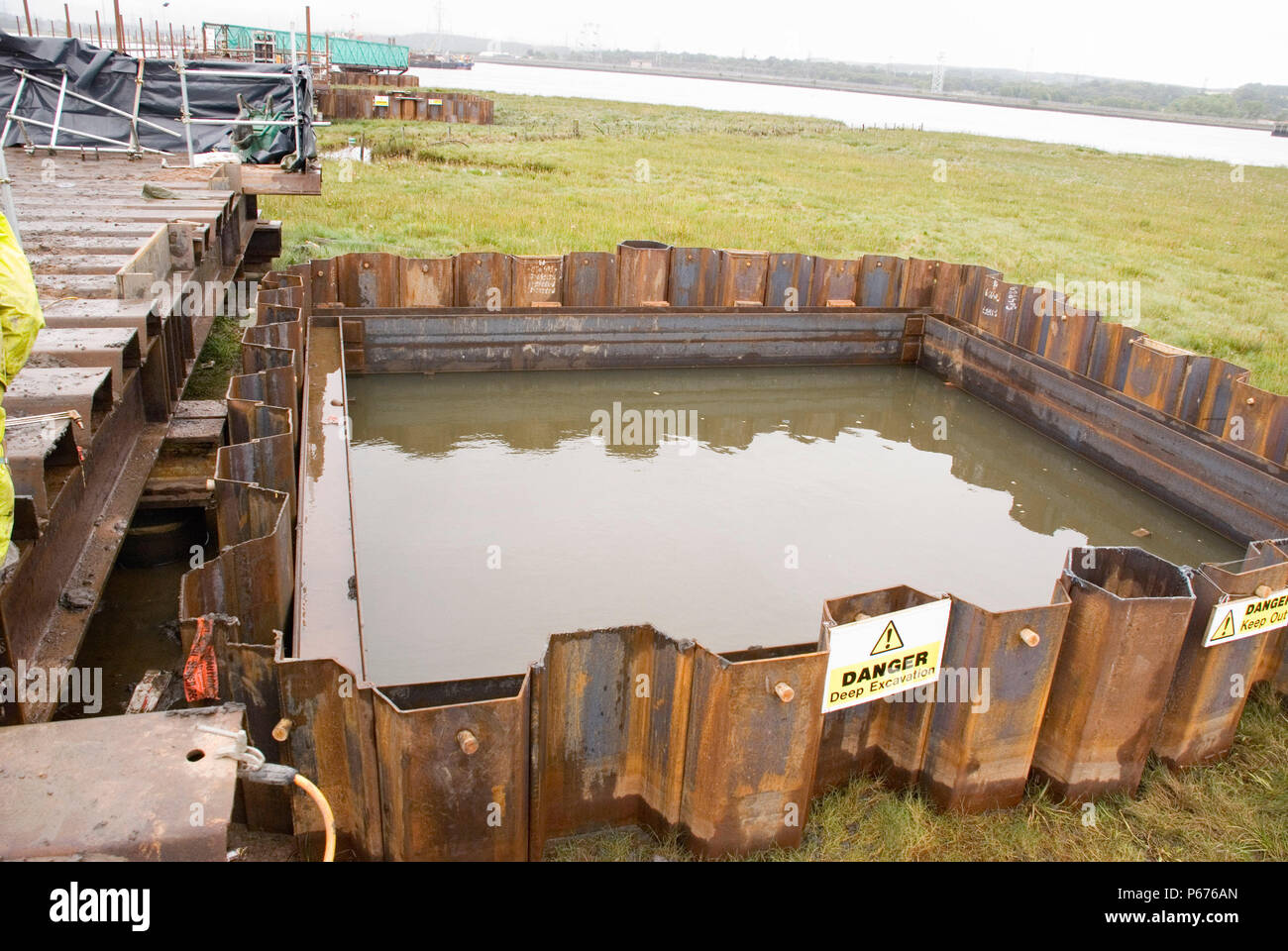 One of the four cofferdams, the tidal river ment that the dam had to be  pumped out before the next stage of the foundation was started Stock Photo  - Alamy