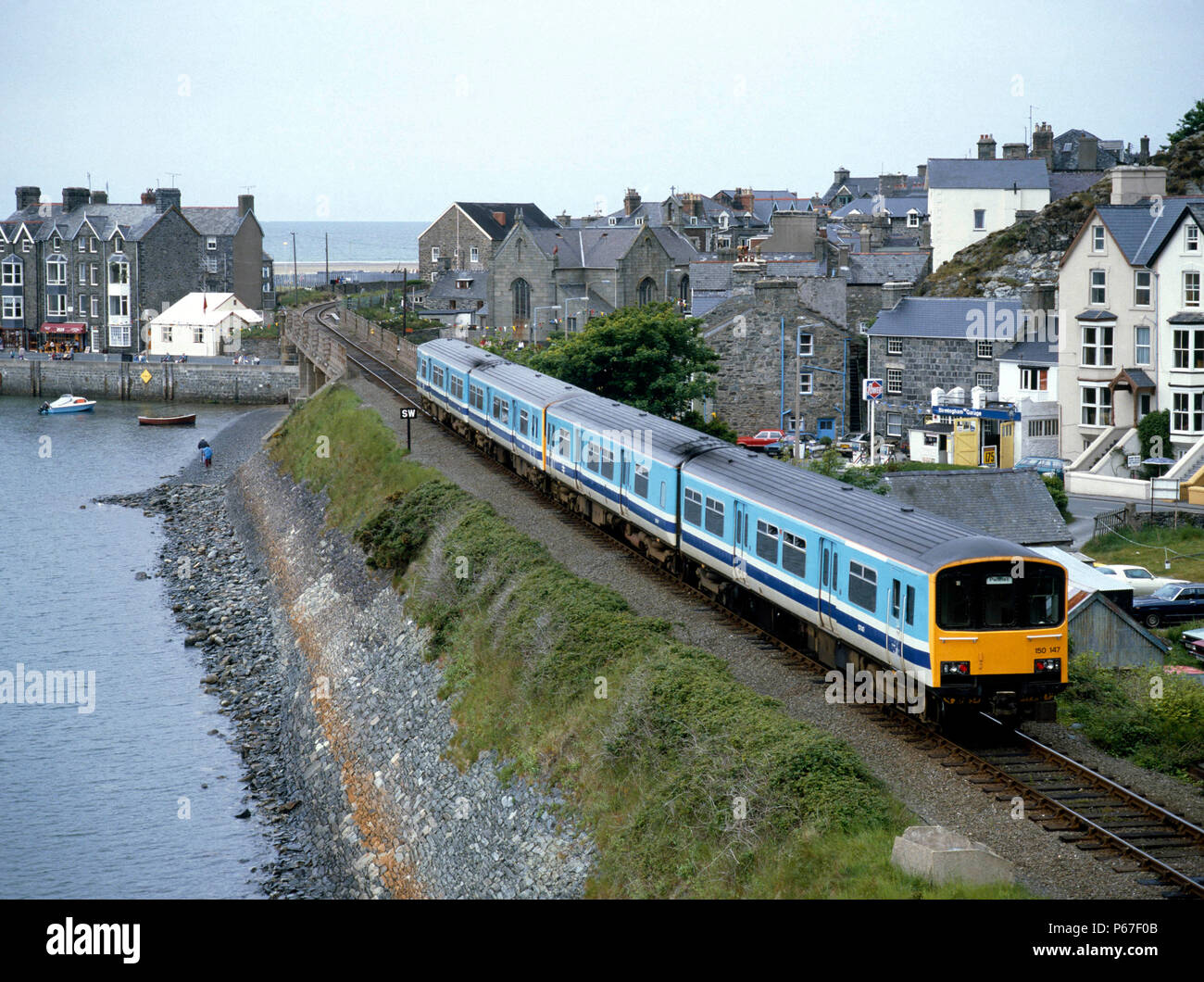 Barmouth.The 08.28 service from Birmingham to Pwllheli arrives at Barmouth. 29th May 1987. Stock Photo