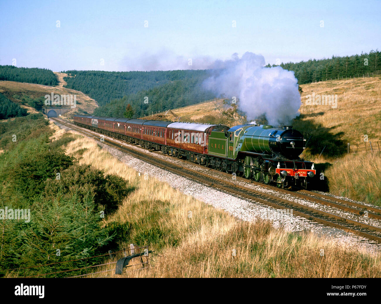 Green arrow steam hi-res stock photography and images - Alamy