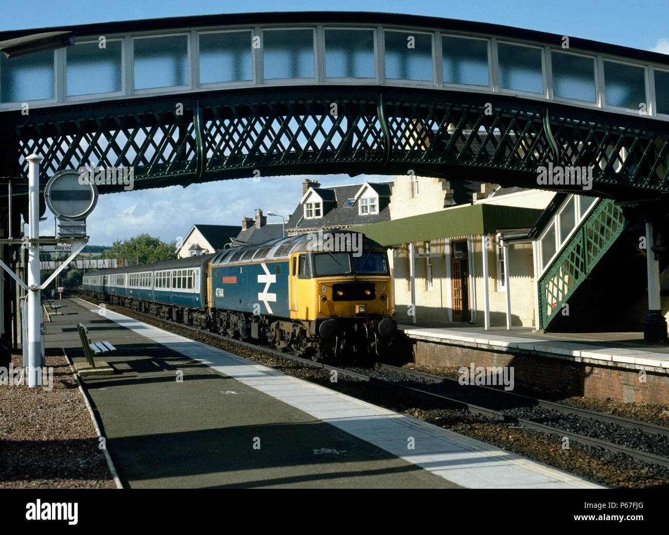 Dunblane. No.47.664 arrives in Dunblane with the 14:15 ex Inverness for Edinburgh. 27.08.1988. Stock Photo
